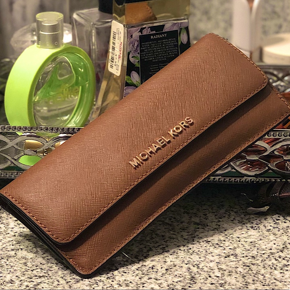 🚨Like & I’ll Discount: EUC Michael Kors Wallet